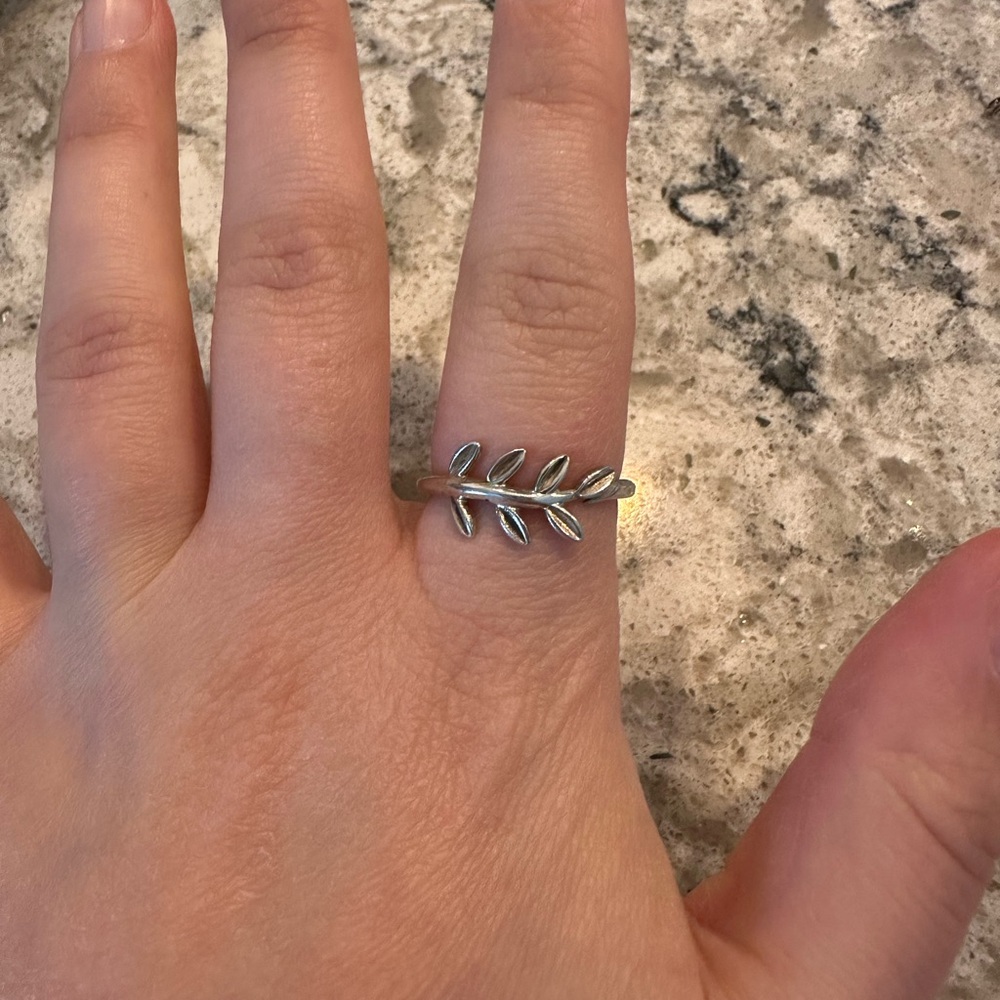 Pandora Laurel Leaves ring